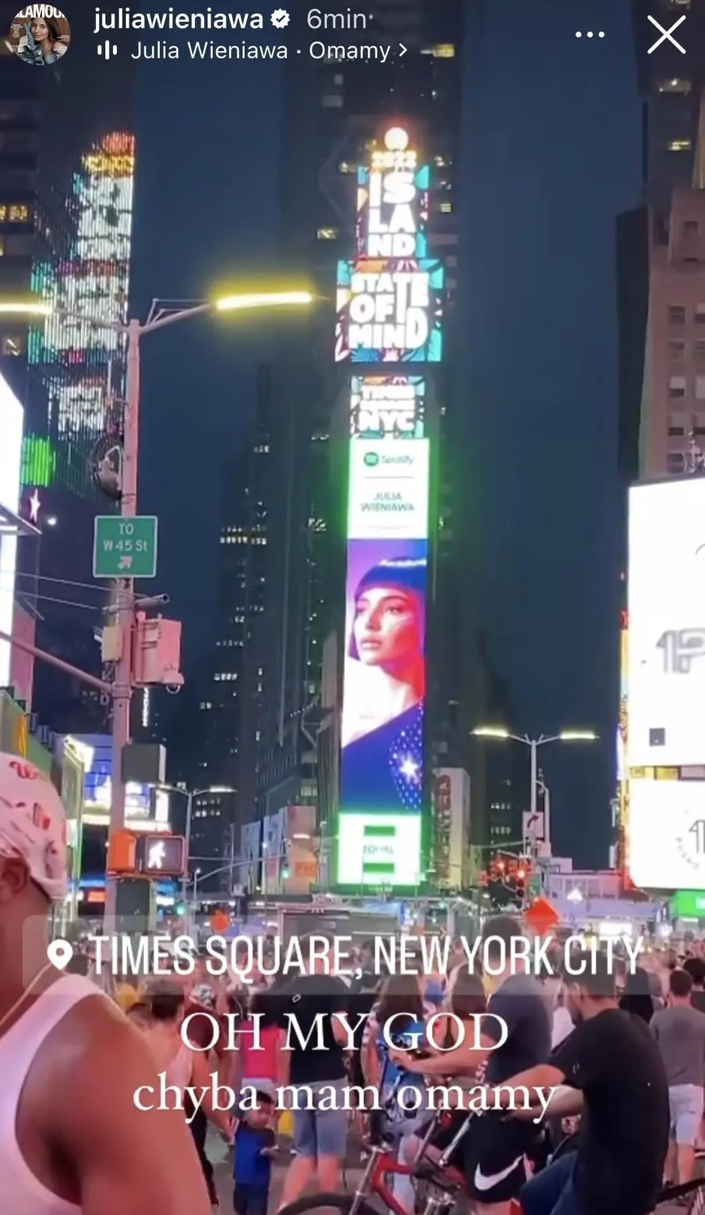 Okładka płyty Julii Wieniawy na Time Square w Nowym Jorku