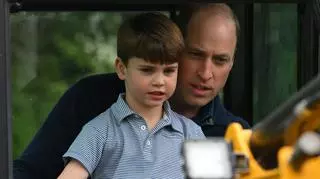 Książę William pozuje z dziećmi na zdjęciu z okazji Dnia Ojca. Najmłodszy Louis przyciąga całą uwagę