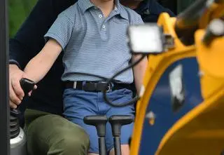 Książę William pozuje z dziećmi na zdjęciu z okazji Dnia Ojca. Najmłodszy Louis przyciąga całą uwagę