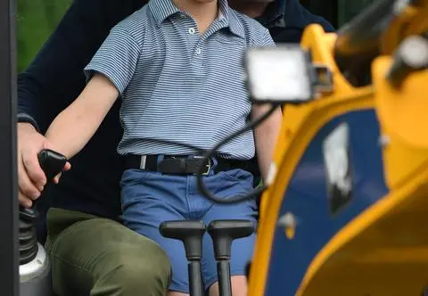 Książę William pozuje z dziećmi na zdjęciu z okazji Dnia Ojca. Najmłodszy Louis przyciąga całą uwagę