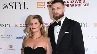 Zofia Zborowska i Andrzej Wrona w przebraniach śpiewają "Baby Shark". Nagranie jest hitem sieci