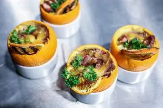 Sałatka z kaczką podana w pomarańczowym pucharku