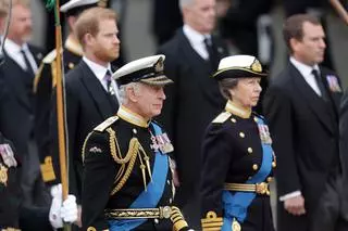 Pogrzeb Elżbiety II: Król Karol III, księżna Anna i książę Harry