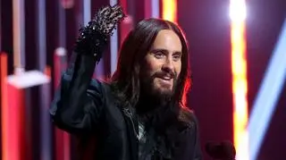 Jared Leto dał koncert na rynku w Krakowie. Dostał od fanów zabawny prezent