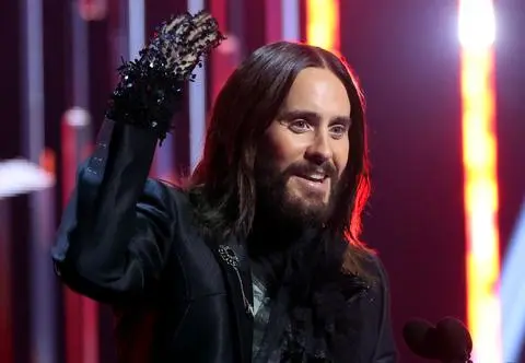 Jared Leto dał koncert na rynku w Krakowie. Dostał od fanów zabawny prezent