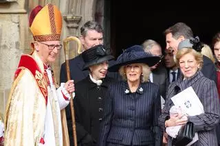 Królowa Camilla i reszta rodziny królewskiej na mszy w intencji Konstantyna II