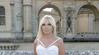 Donatella Versace zadała szyku na pokazie Valentino. 68-latka wystąpiła w odważnej stylizacji