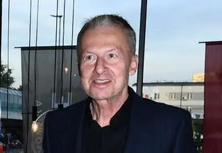 Bogusław Linda ma dwóch synów bliźniaków. Ujawnił, czym się zajmują. "Muszą ukrywać twarze"