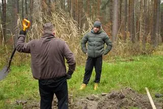 "Kanapowcy" - kopanie grobu 