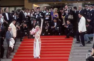 Cannes 1988: Gwiazda porno Cicciolina pokazała biust 