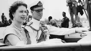 Królowa Elżbieta II i książę Filip w trakcie podróży