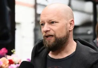 Maciej Stuhr odmieniony na zdjęciu z żoną i synami. Wyjaśnił, co się stało z jego brodą