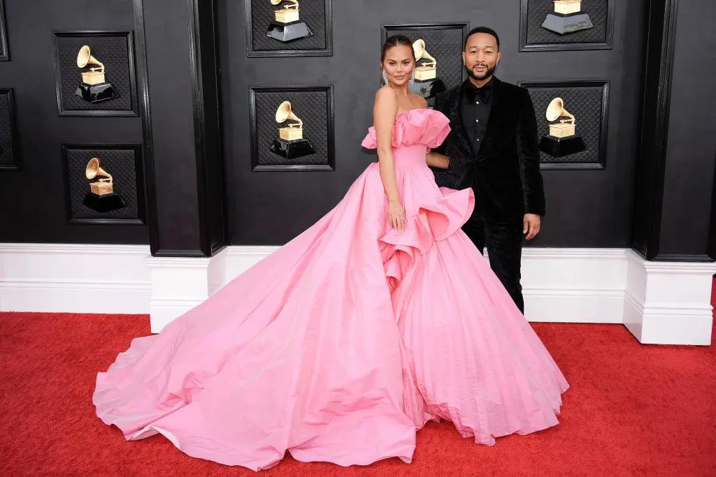 Grammy 2022. Chrissy Teigen i John Legend