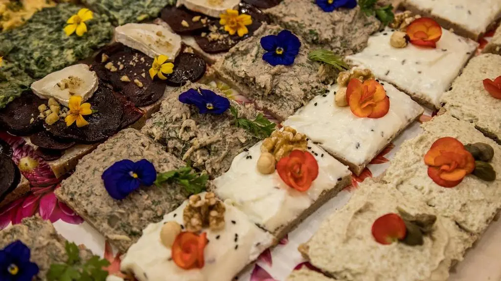 Dania podawane w restauracji "Bistro. Kolorowe smarowane sznytki".