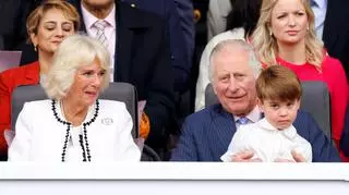 Król Karol III i królowa Camilla z wnukiem