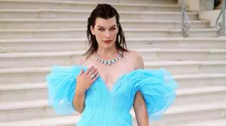 Córka Milli Jovovich robi furorę na paryskich pokazach mody. To kopia znanej mamy?