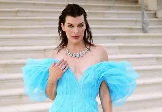 Córka Milli Jovovich robi furorę na paryskich pokazach mody. To kopia znanej mamy?