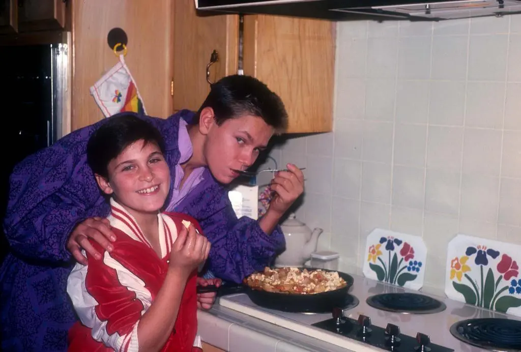 River Phoenix z bratem Joaquinem