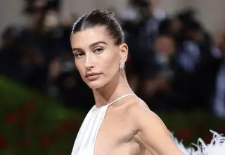 Hailey Bieber oskarżona o kradzież. Chodzi o nazwę marki kosmetycznej