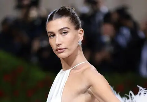 Hailey Bieber oskarżona o kradzież. Chodzi o nazwę marki kosmetycznej
