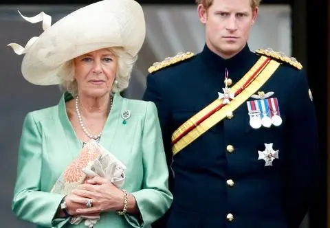 Królowa Camilla poczuła się zraniona słowami Harry'ego. Chodzi o autobiografię księcia