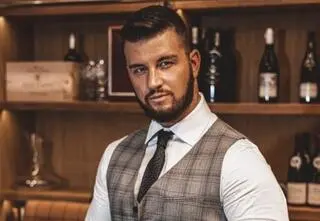 "Hotel Paradise". Adam Radziszewski wydaje książkę o seksie. "Wiem, czego pragną kobiety"