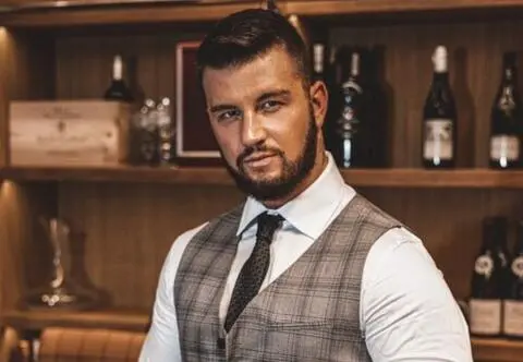 "Hotel Paradise". Adam Radziszewski wydaje książkę o seksie. "Wiem, czego pragną kobiety"