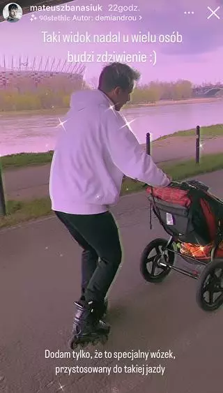 Mateusz Banasiuk pcha wózek z synkiem na rolkach