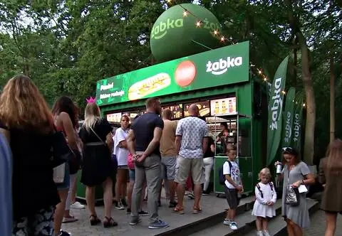 Mobilna Żabka stanie tam, gdzie jej potrzebujesz. Kupisz w niej szybko przekąskę lub napój