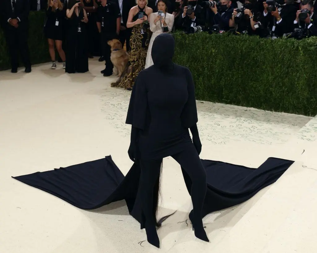 Met Gala. Kim Kardashian zamaskowana od głowy do stóp