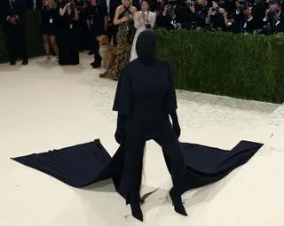 Met Gala. Kim Kardashian zamaskowana od głowy do stóp