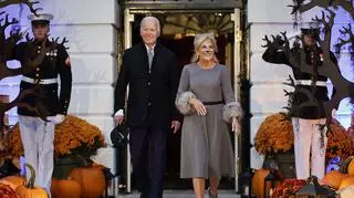 Joe Biden z żoną świętują Halloween w Białym Domu. Przebrali się i rozdają dzieciom słodycze