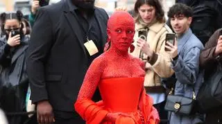 Doja Cat w kreacji wykonanej z 30 tys. kryształków Swarovskiego. Kim jest?