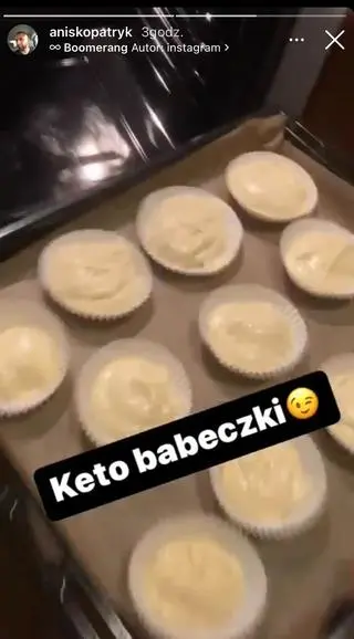Patryk Aniśko piecze ketogeniczne babeczki