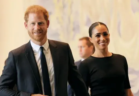 Książę Harry i Meghan Markle udali się w pierwszą wspólną podróż do Nigerii. Zostali powitani jak królewska para