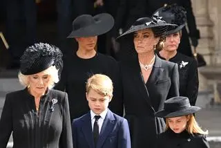 Kate Middleton rzucała w stronę Meghan Markle złowrogie spojrzenia na pogrzebie Elżbiety II