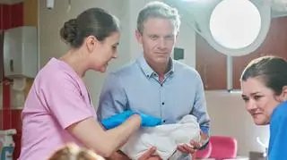 "Na Wspólnej", odcinek 3691. Narodziny córeczki Kamila. Piękne chwile przerwie ogromna tragedia 