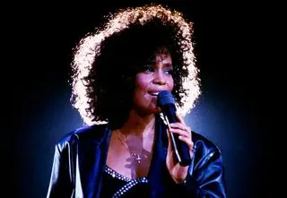 8 mało znanych faktów o Whitney Houston. Gdyby żyła, skończyłaby 60 lat