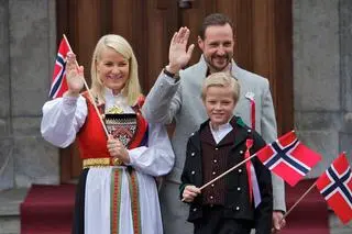 Księżna Mette-Marit, książę Haakan i ich syn Marius