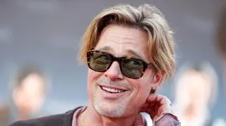 Brad Pitt przyszedł na czerwony dywan w... spódnicy. Zdjęcia aktora obiegły sieć