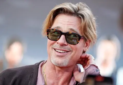 Brad Pitt przyszedł na czerwony dywan w... spódnicy. Zdjęcia aktora obiegły sieć