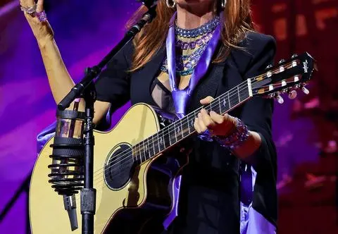 Shania Twain upadła w czasie koncertu. Jej reakcja zadziwiła fanów