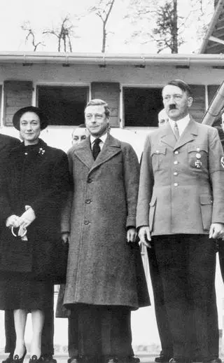 Edward VIII i jego żona z Adolfem Hitlerem