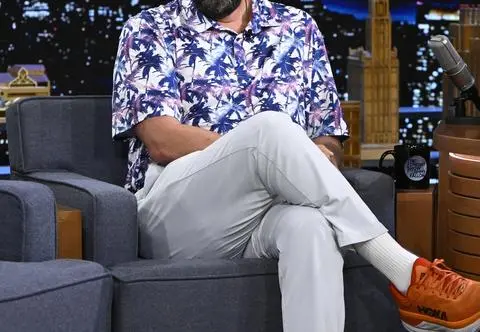 Adam Sandler już tak nie wygląda. Fani zaniepokojeni jego stanem. "Chodzi o lasce"
