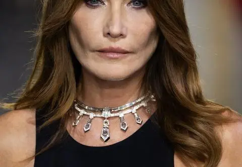 Carla Bruni miała nowotwór piersi. Swoją historię opowiedziała ku przestrodze