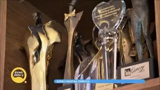 Jest tu półka z nagrodami dziennikarskimi