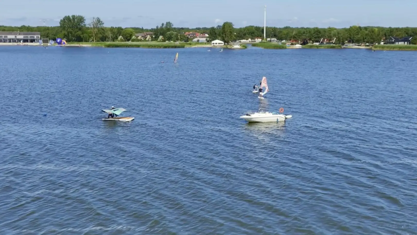 To miejsce zachwyca nie tylko plażami. W Gminie Kołobrzeg można spróbować sportów wodnych i pobiec ku słońcu