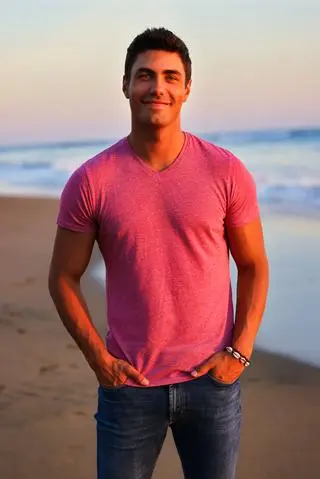 Kasper Nowakowski z "Hotelu Paradise" - jaki jest?