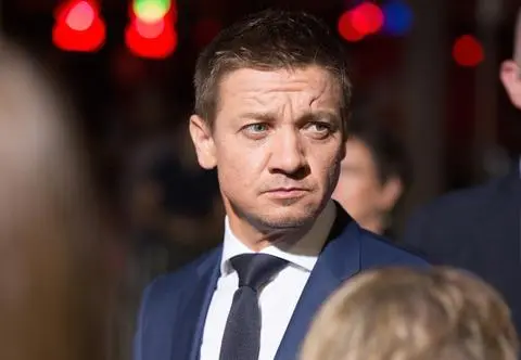 Jeremy Renner pokazał nogi po wypadku. Aktor relacjonuje rehabilitację