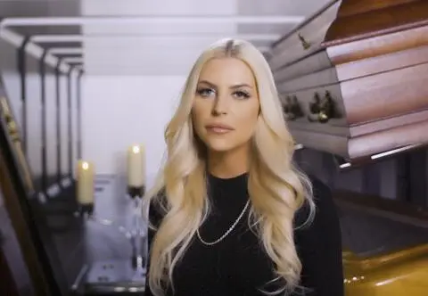 Julia von Stein ma stalkera. "Królowa życia" nie wychodzi bez gazu pieprzowego